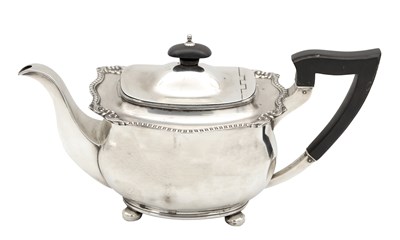 Lot 71 - AN EARLY 20TH CENTURY ENGLISH SILVER TEAPOT WITH EBONY HANDLE AND FINIAL