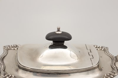 Lot 71 - AN EARLY 20TH CENTURY ENGLISH SILVER TEAPOT WITH EBONY HANDLE AND FINIAL