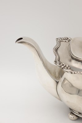 Lot 71 - AN EARLY 20TH CENTURY ENGLISH SILVER TEAPOT WITH EBONY HANDLE AND FINIAL