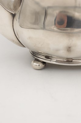 Lot 71 - AN EARLY 20TH CENTURY ENGLISH SILVER TEAPOT WITH EBONY HANDLE AND FINIAL