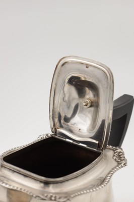 Lot 71 - AN EARLY 20TH CENTURY ENGLISH SILVER TEAPOT WITH EBONY HANDLE AND FINIAL