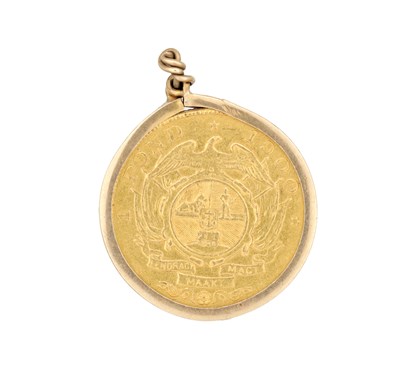 Lot 254 - A SOUTH AFRICAN ONE POND COIN WITH A 9CT GOLD MOUNT
