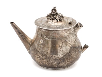 Lot 101 - A GEORGIAN SILVER TEAPOT