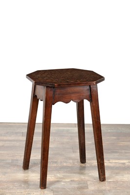 Lot 1367 - AN EARLY 20TH CENTURY MAHOGANY PENNY TOP OCCASIONAL TABLE