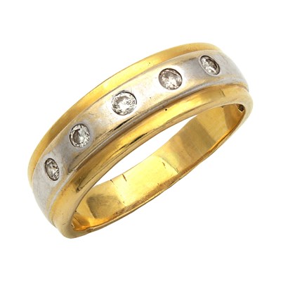 Lot 221 - A GENTLEMAN'S 18CT WHITE AND YELLOW GOLD DIAMOND RING