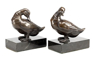 Lot 1010 - A PAIR OF EARLY 20TH CENTURY FRENCH PATINATED BRONZE DUCKS ON MARBLE BASES