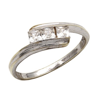 Lot 304 - A 9CT WHITE GOLD AND DIAMOND RING