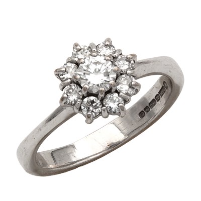 Lot 226 - AN 18CT WHITE GOLD AND DIAMOND CLUSTER RING