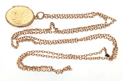 Lot 341 - A 9CT YELLOW GOLD CHAIN AND LOCKET