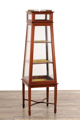 Lot 1379 - AN EDWARDIAN MAHOGANY TAPERING VITRINE ON STAND WITH BRASS GALLERY