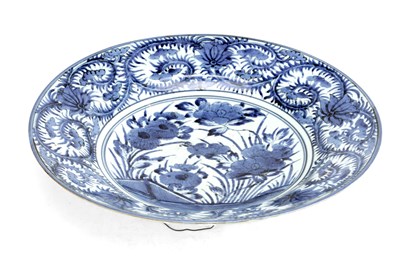 Lot 549 - A LARGE 18TH CENTURY JAPANESE ARITA BLUE AND WHITE PORCELAIN CHARGER