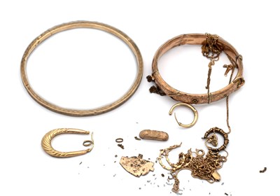 Lot 365 - A COLLECTION OF 9CT AND 14CT GOLD PIECES