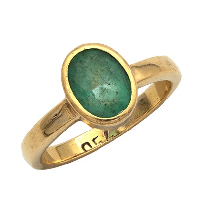Lot 266 - AN 18CT YELLOW GOLD AND EMERALD RING