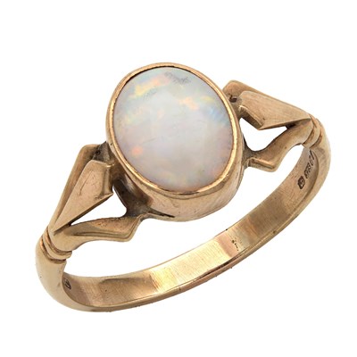 Lot 304 - A 9CT YELLOW GOLD AND OPAL RING