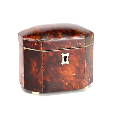 Lot 830 - AN EARLY 19TH CENTURY TORTOISESHELL TEA CADDY OF CANTED RECTANGULAR FORM