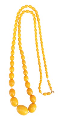 Lot 219 - A STRAND OF BUTTERSCOTCH AMBER GRADUATED BEADS