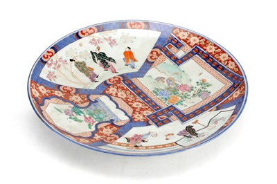 Lot 457 - A 19TH CENTURY JAPANESE IMARI PORCELAIN CHARGER