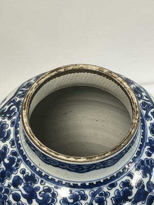 Lot 522 - A PAIR OF KANGXI PERIOD CHINESE BLUE AND WHITE BALUSTER VASES AND COVERS