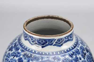 Lot 522 - A PAIR OF KANGXI PERIOD CHINESE BLUE AND WHITE BALUSTER VASES AND COVERS