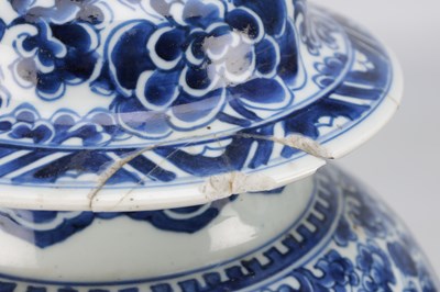 Lot 522 - A PAIR OF KANGXI PERIOD CHINESE BLUE AND WHITE BALUSTER VASES AND COVERS
