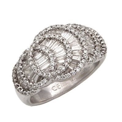 Lot 328 - A 14CT WHITE GOLD AND DIAMOND RING
