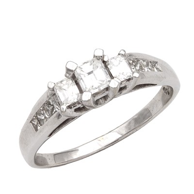 Lot 272 - AN 18CT WHITE GOLD AND DIAMOND RING