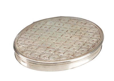 Lot 288 - AN EIGHTEENTH CENTURY SILVER AND MOTHER OF PEARL SNUFF BOX
