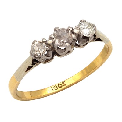 Lot 151 - AN 18CT YELLOW GOLD TRILOGY DIAMOND RING