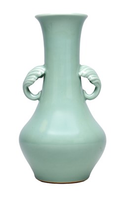 Lot 451 - MAKUZU KOZAN A LARGE MEIJI PERIOD JAPANESE PALE GREEN CELADON GLAZE VASE