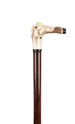 Lot 847 - A FINE QUALITY MEIJI JAPANESE CARVED ANTLER AND HARDWOOD WALKING STICK, POSSIBLY ZITAN