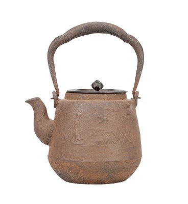 Lot 530 - AN 18TH/19TH CENTURY JAPANESE CAST IRON TETSUBIN TEAPOT WITH BRONZE LID
