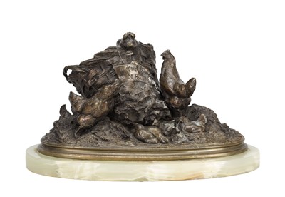 Lot 957 - A LATE 19TH CENTURY BRONZE DESK TIDY WITH HENS AND CHICKS ON AN ONYX BASE