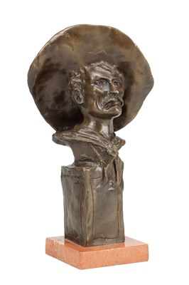 Lot 1043 - ATTRIBUTED TO FREDERIC REMINGTON (AMERICAN, 1861-1909) A BRONZE BUST OF A COWBOY