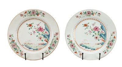 Lot 464 - A PAIR OF CHINESE EXPORT FAMILLE ROSE PORCELAIN PLATES