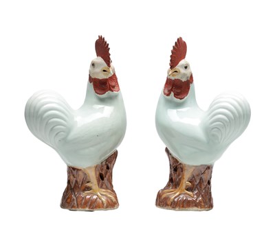 Lot 394 - A PAIR OF 19TH CENTURY CHINESE EXPORT PORCELAIN FIGURES OF COCKERELS