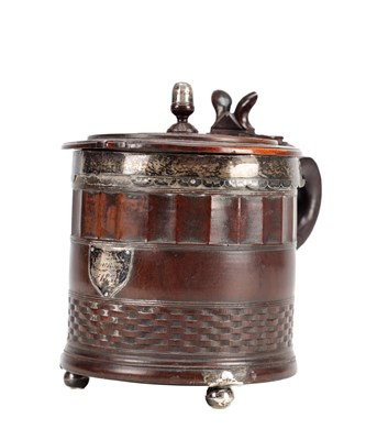 Lot 811 - AN EARLY 17TH CENTURY LIGNUM VITAE 'YORK' LIDDED TANKARD WITH SILVER MOUNTS