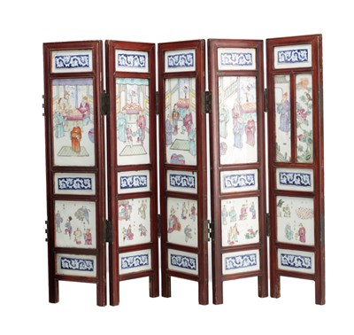 Lot 445 - A CHINESE FAMILLE ROSE PORCELAIN PANELLED TABLE SCREEN