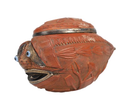 Lot 788 - A 19TH CENTURY CARVED CINNABAR LACQUER BUG BEAR SNUFF BOX