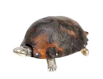 Lot 1006 - SAMPSON MORDAN A VICTORIAN ENGLISH SILVER AND TORTOISESHELL NOVELTY VESTA CASE MODELLED AS A TORTOISE