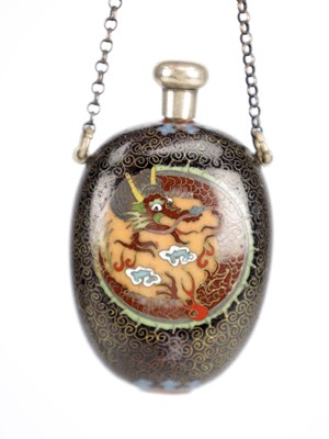 Lot 546 - A JAPANESE CLOISONNE ENAMEL SNUFF BOTTLE ON CHAIN