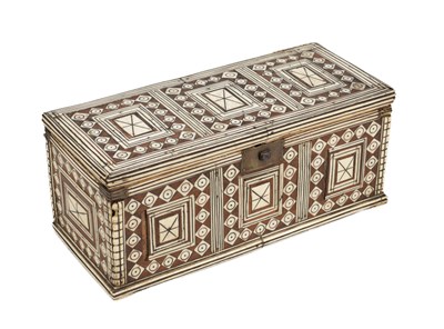 Lot 963 - A 17TH/18TH CENTURY INDO-PORTUGUESE COLONIAL BONE AND HARDWOOD INLAID BOX