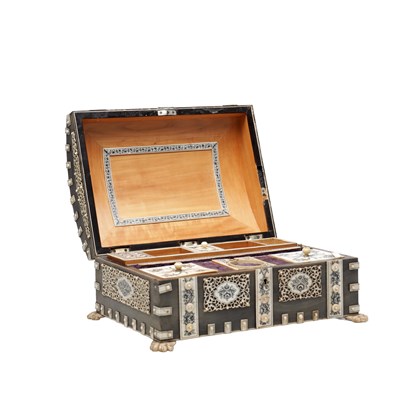 Lot 489 - A LATE 19TH CENTURY INDIAN VIZAGAPATAM HORN, IVORY AND TORTOISESHELL MOUNTED JEWELLERY CASKET