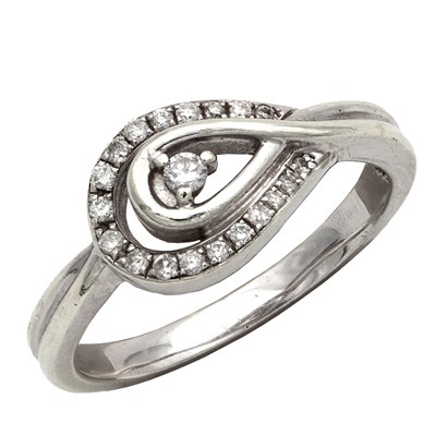 Lot 349 - A 9CT WHITE GOLD AND DIAMOND RING