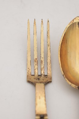 Lot 34 - A RARE PAIR OF 19TH CENTURY FRENCH SILVER GILT TRAVELLING SPOON AND FORK WITH MOTHER-OF-PEARL HANDLES