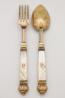 Lot 34 - A RARE PAIR OF 19TH CENTURY FRENCH SILVER GILT TRAVELLING SPOON AND FORK WITH MOTHER-OF-PEARL HANDLES