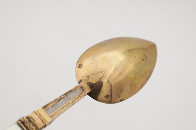 Lot 34 - A RARE PAIR OF 19TH CENTURY FRENCH SILVER GILT TRAVELLING SPOON AND FORK WITH MOTHER-OF-PEARL HANDLES