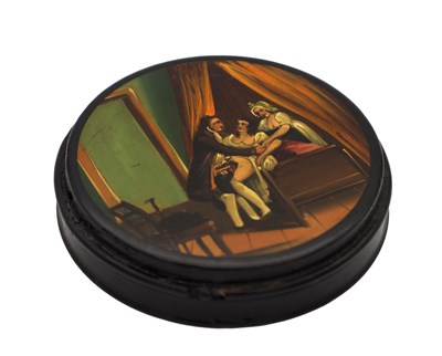 Lot 1030 - A 19TH CENTURY PAPIER MACHE SNUFF BOX WITH AN EROTIC SCENE TO THE LID