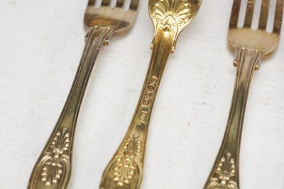 Lot 3 - A COLLECTION OF GEORGIAN ENGLISH SILVER KING'S PATTERN FLATWARE AND CUTLERY