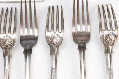 Lot 3 - A COLLECTION OF GEORGIAN ENGLISH SILVER KING'S PATTERN FLATWARE AND CUTLERY