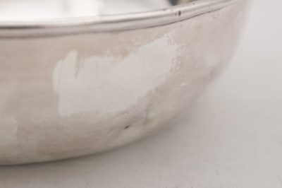 Lot 10 - AN EARLY 20TH CENTURY SILVER BOWL